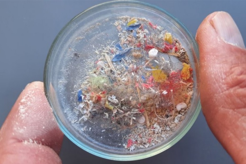 Microplastics+are+everywhere.++Here%26%238217%3Bs+how+to+avoid+eating+them.